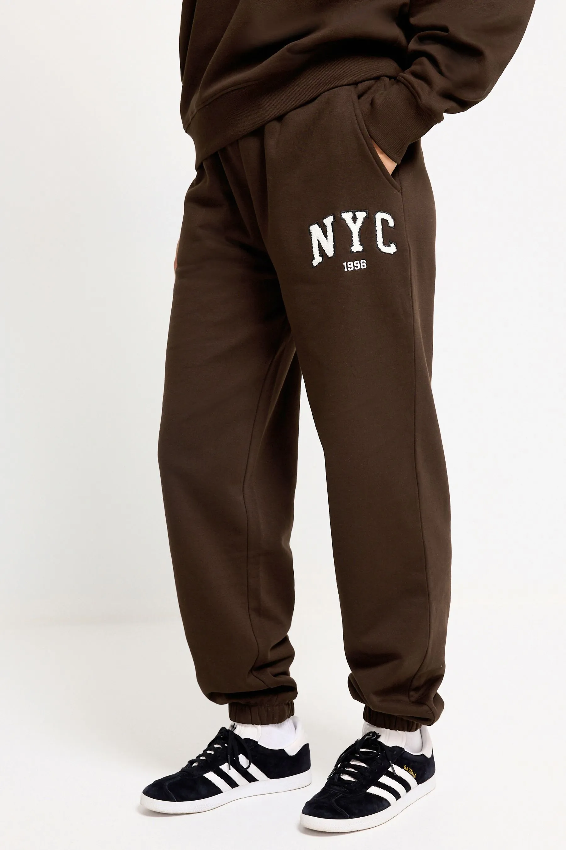 Marrone cioccolato  - Pantaloni da jogging con stampa grafica New York City